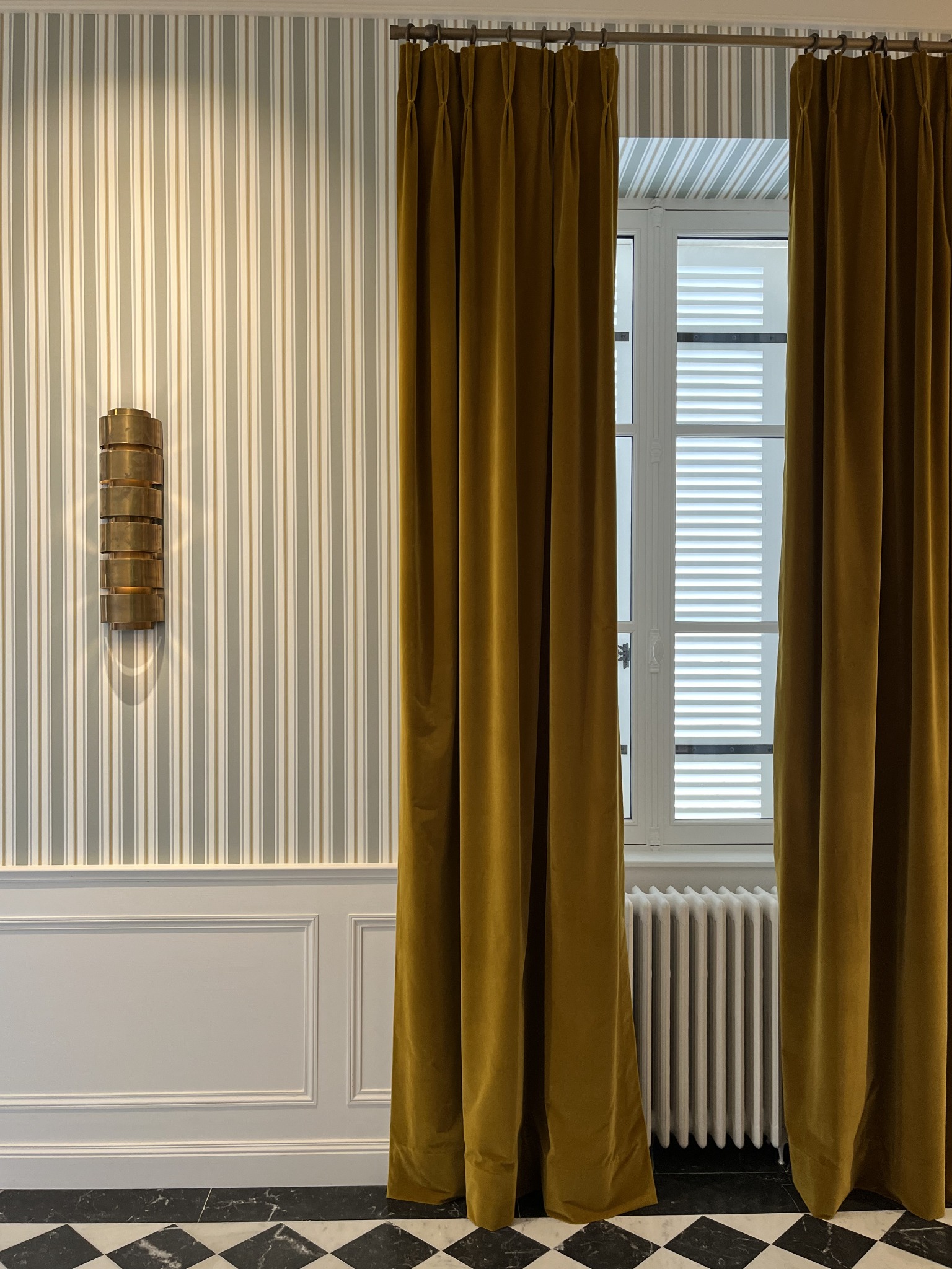 Détail de rideaux ocre à plis soignés