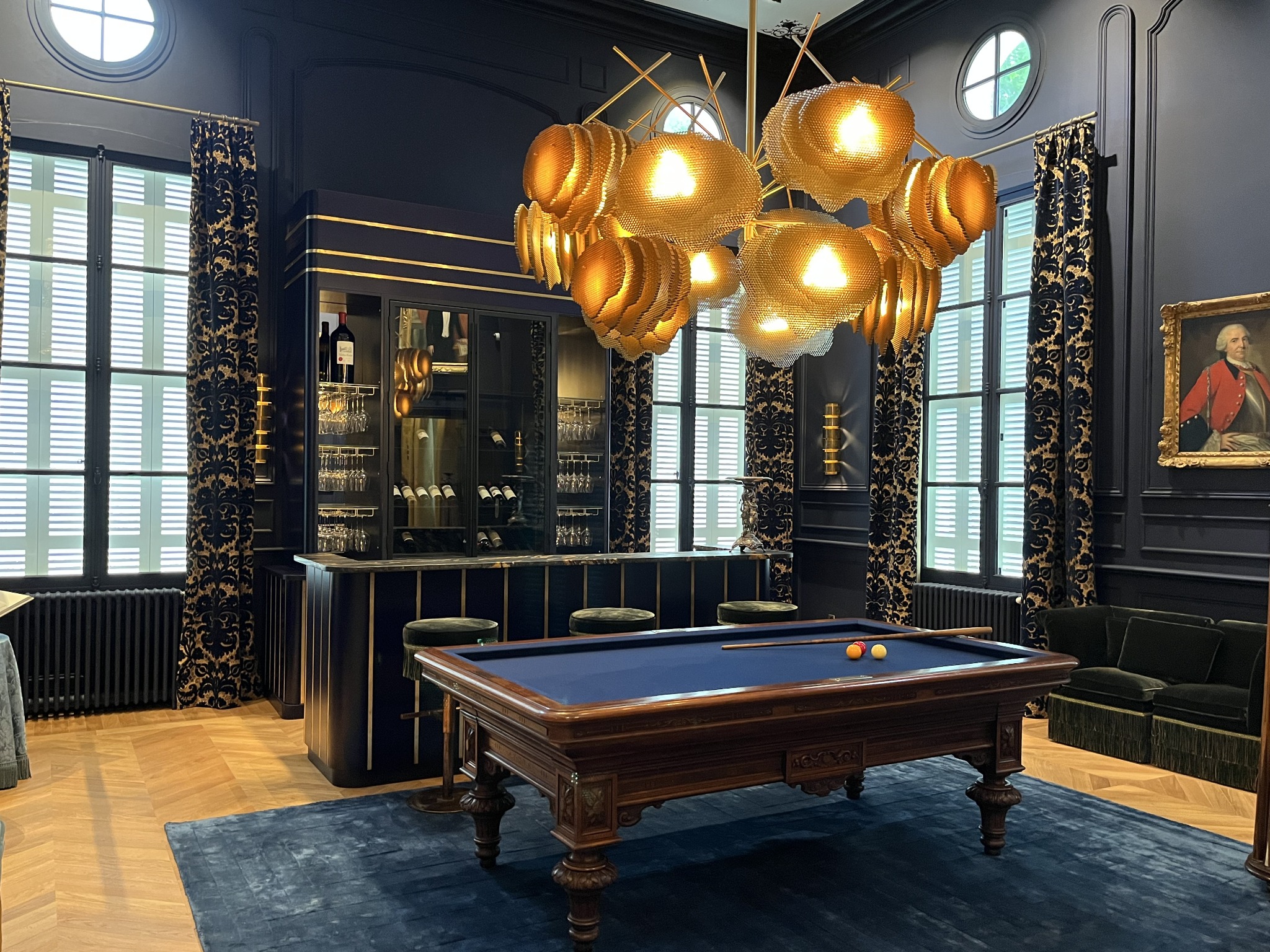 Rideaux à motifs dans une pièce sombre et raffinée