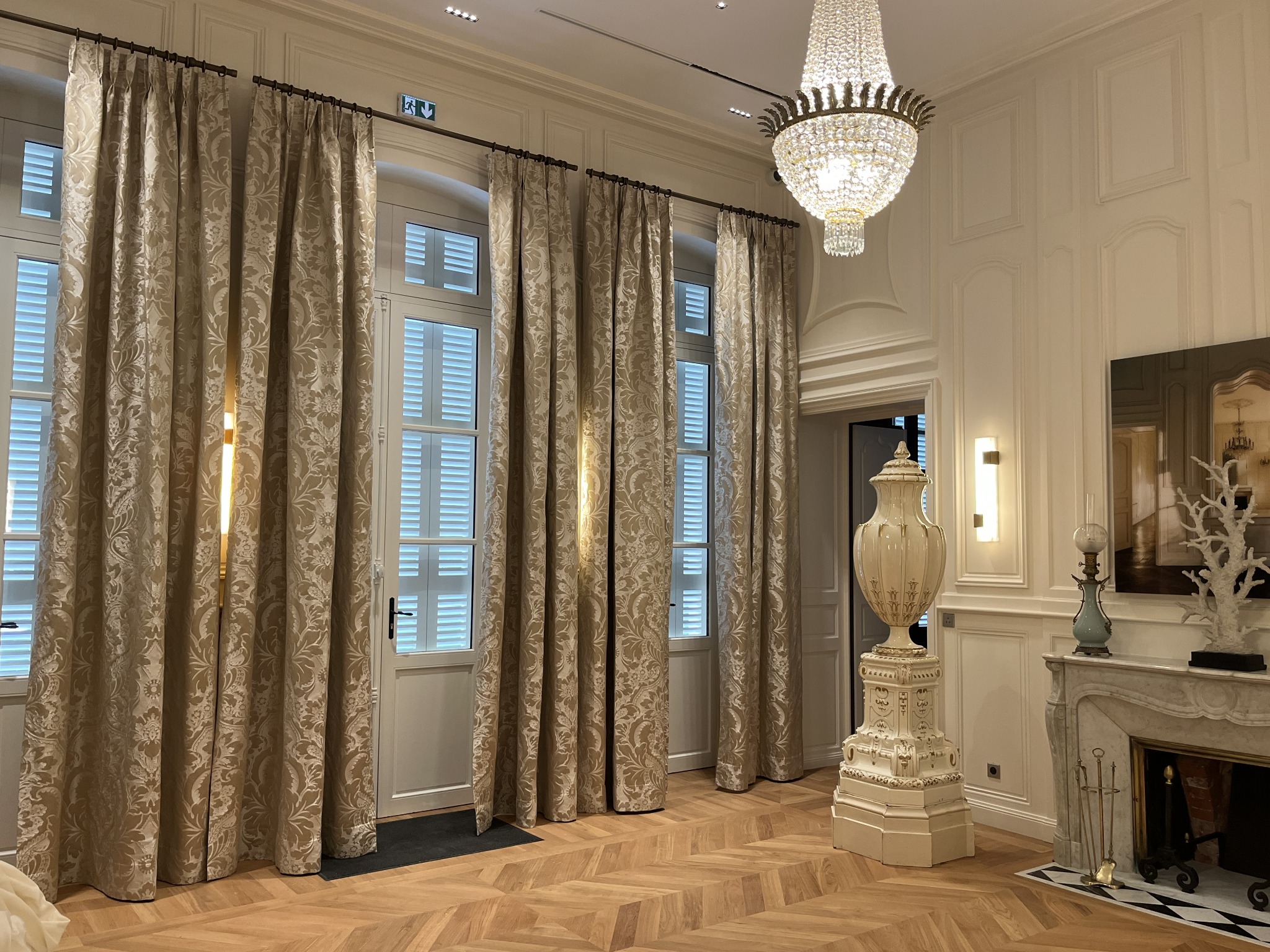 Rideaux à motifs clairs dans un salon élégant