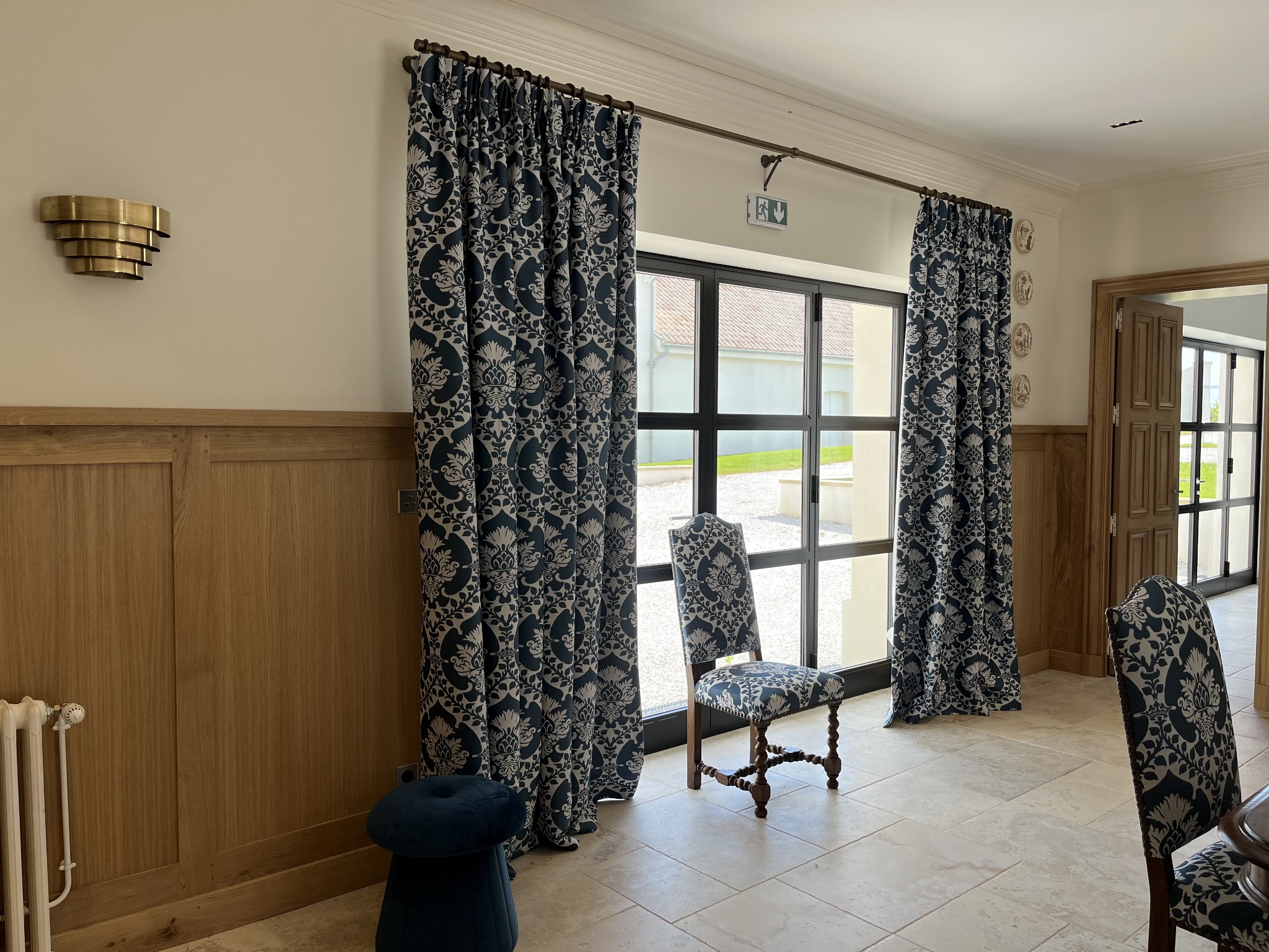 Rideaux à motifs bleus dans une salle de réception
